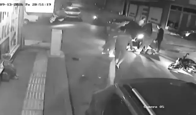 Bursa'da feci çarpışma! 2 kişinin yola savrulduğu anlar kamerada