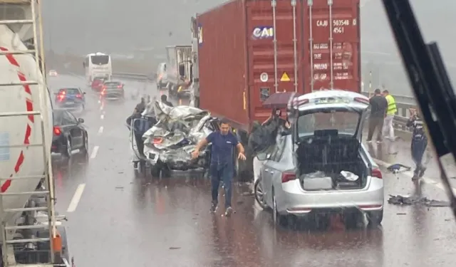 Bursa yolunda zincirleme kaza: 4 araç çarpıştı, yaralılar var