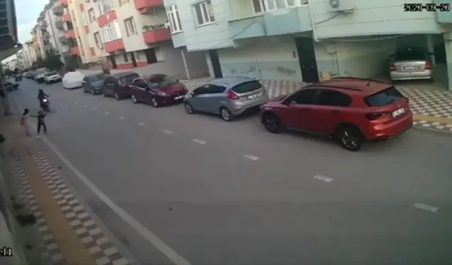Bursa'da yola fırlayan çocuğa motosiklet çarptı! O anlar kamerada
