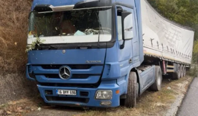 Bursa’da kontrolden çıkan tır kanala savruldu