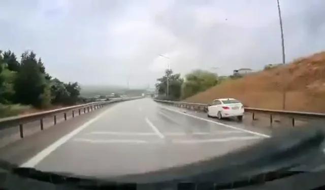 Bursa’da ıslak yolda kaza: Bariyere saplandı