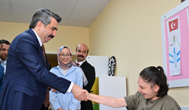 Bursa’da özel öğrencilerin ilk gün heyecanına Başkan Yılmaz ortak oldu