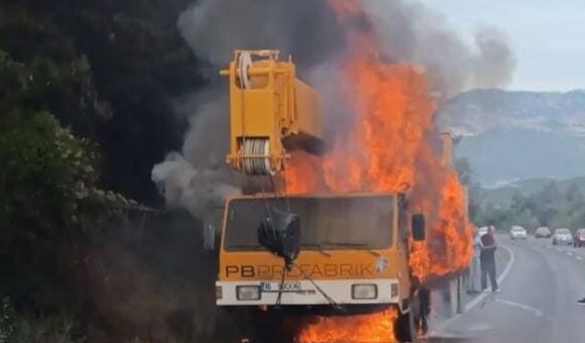 Bursa’da seyir halindeki iş makinesi alev alev yandı