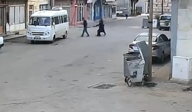 Bursa’da eşiyle yürüyen adama silahlı saldırı! O anlar kamerada
