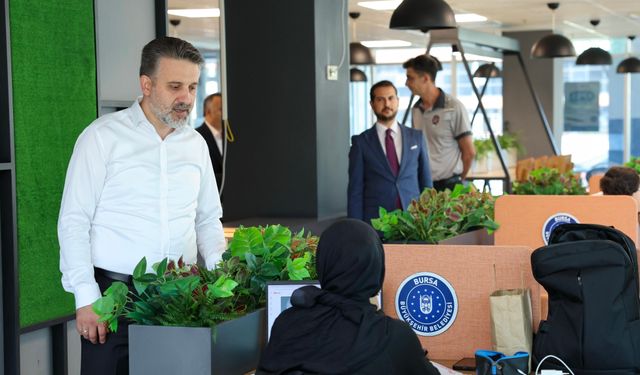Bursa’da sınava hazırlanan gençlere Başkan Vekili Biba’dan moral ziyareti