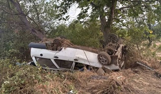 Bursa İnegöl’de otomobil ağaca çarpıp ters döndü! 8 kişi yaralandı