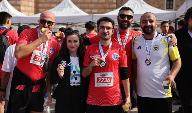 Bursa’da kırmızı-beyaz şölen! Cumhuriyet için binlerce adım atıldı