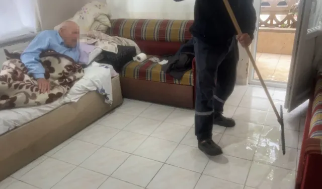 Bursa’da sağanak yağış evleri bastı! 90 yaşındaki adam mahsur kaldı