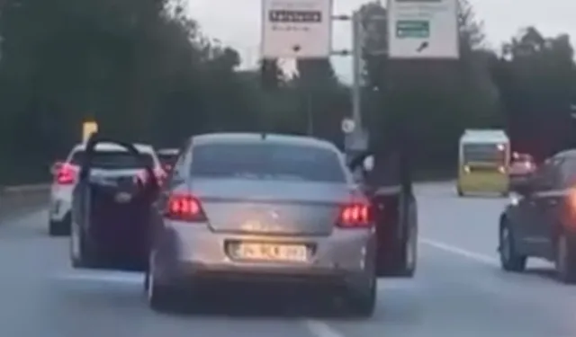 Bursa’da trafikte tehlikeli hareket! Seyir halindeyken iki kapıyı birden açtılar