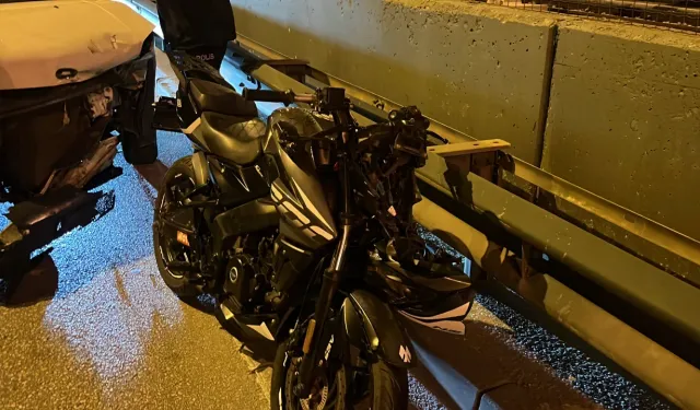 Bursa'da motosiklet otomobile çarptı! İki araç savruldu