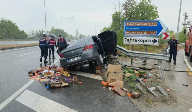 Bursa'da yağış kazayı beraberinde getirdi! Otomobil bariyerlere çarptı