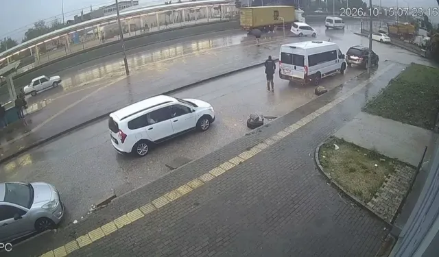 Bursa’da korkutan kaza kamerada! Tırın dorsesi kontrolden çıktı