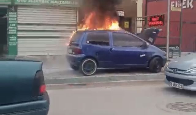 Bursa Ankara Yolu'nda otomobil yangını: Alevler aracı sardı