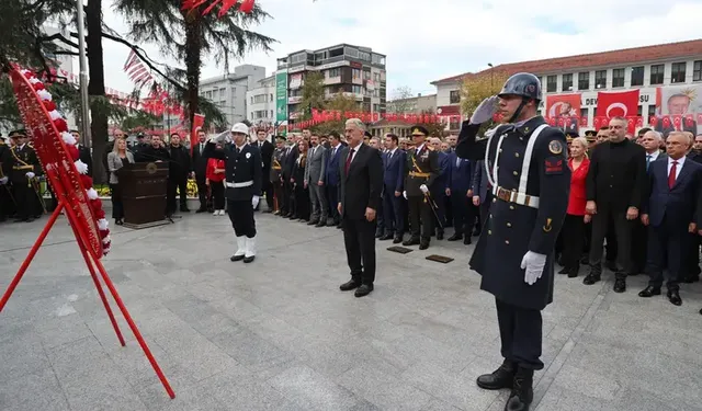 Bursa Valisi Erol Ayyıldız Atatürk Anıtı’na çelenk sundu