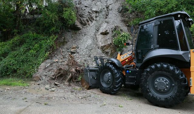 Bursa’da ana yolda toprak kayması! Ekipler seferber oldu
