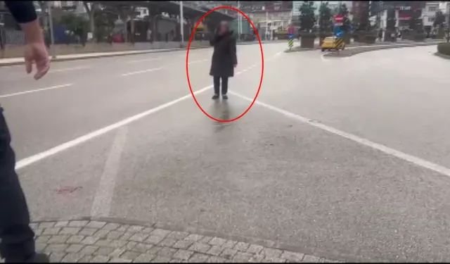 Bursa’da çocuğunu göremediğini öne sürdü! Boynuna bıçak dayadı