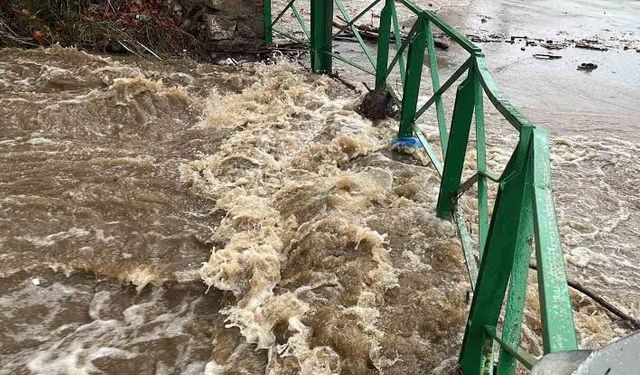 Bursa’da sağanak yağış sonrası korkutan görüntü! Cumalıkızık’ta köprü sular altında kaldı