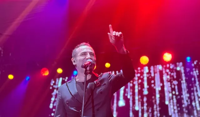 Ferhat Göçer’in Bursa konserinde Cumhuriyet coşkusu yaşandı