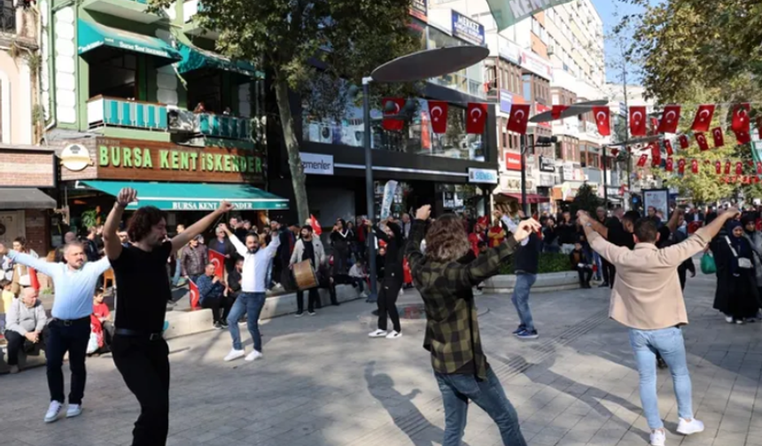 Kocaeli'de davul ve zurna eşliğinde zeybek gösterisi