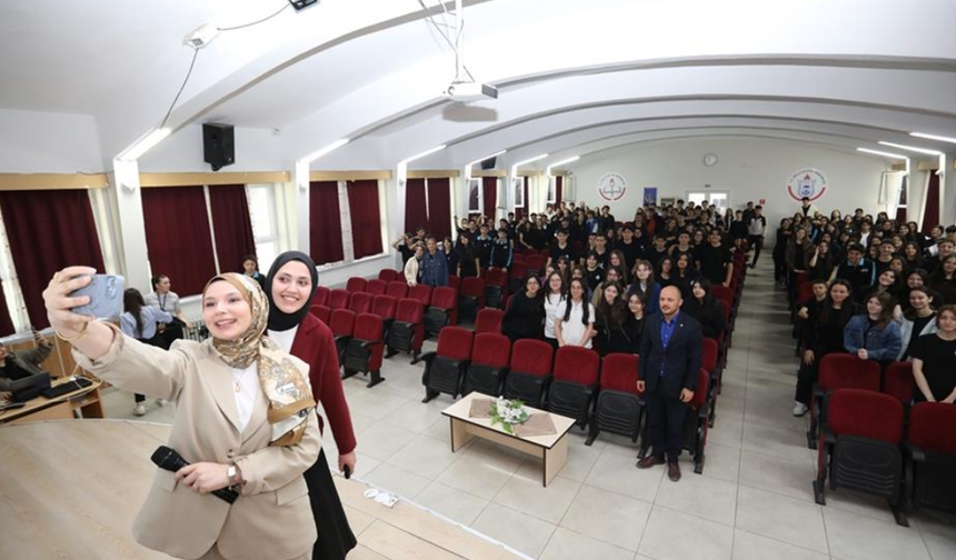 İnegöl’deki öğrencilere “Dijital Güvenlik” semineri