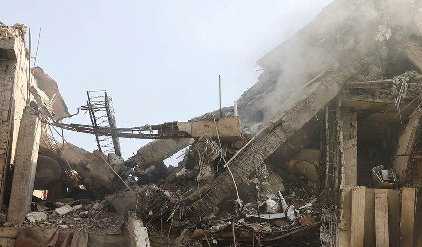 İsrail'in saldırılarında Tahran'da yaklaşık 332 bina hasar gördü