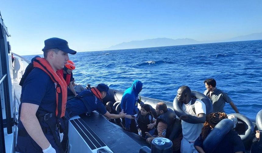 İzmir açıklarında 107 düzensiz göçmen yakalandı