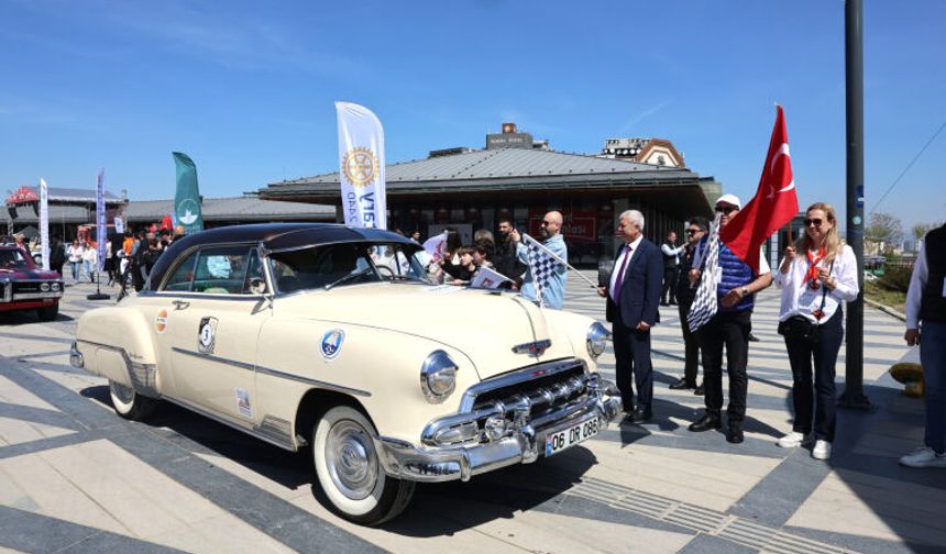 BURSA SOKAKLARINDA KLASİK ARABA RÜZGARI