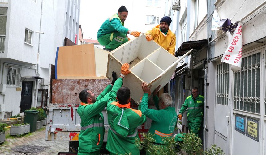 Bursa’daki o çöp ev temizlendi: Tam 1 kamyon atık çıktı!