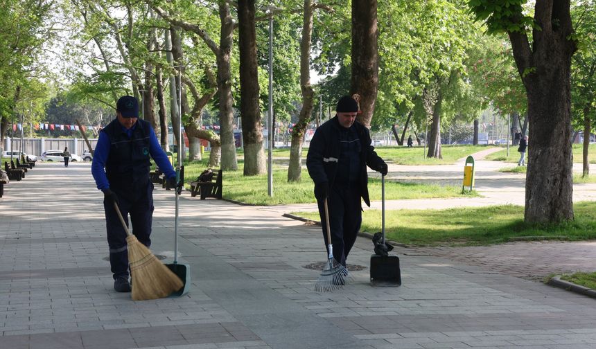 Bursa 'da yeşil alanlarda titiz temizlik çalışması