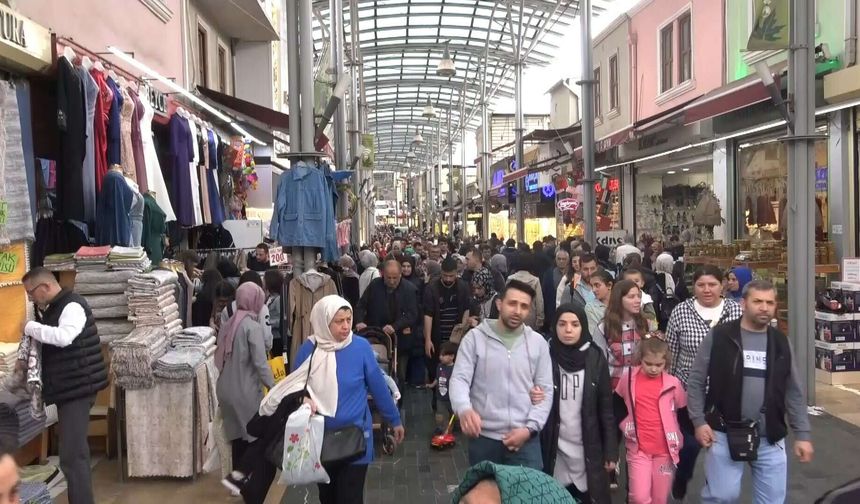 Bursa Tarihi Çarşı’da bayram telaşı: Adım atacak yer kalmadı!