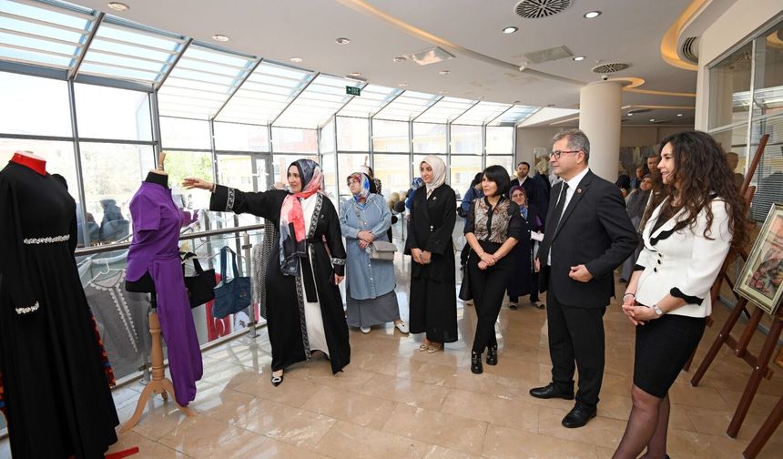 Bursa'da el emeği göz nuru eserler sergilendi