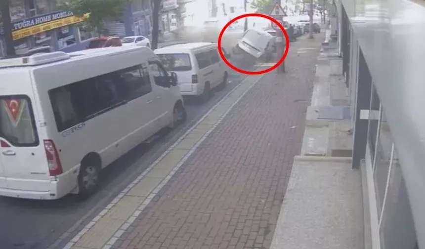 Bursa’da kontrolden çıkan hafif ticari araç ortalığı yıktı geçti!