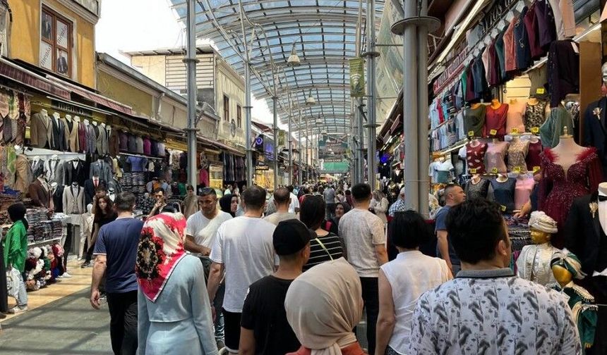 Bursalılar akın ediyor! Kapalıçarşı’da bayram mesaisi uzadı