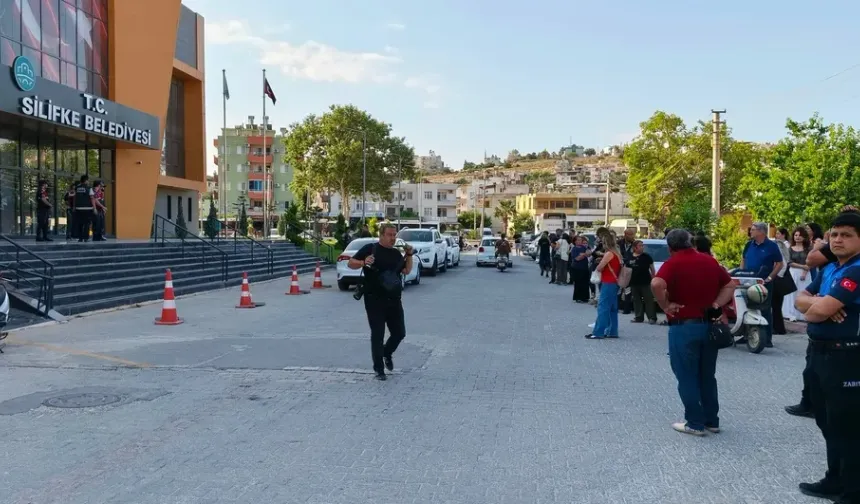 Silifke Belediyesi’ne şafak operasyonu! Belediye Başkanı Mustafa Turgut dahil çok sayıda gözaltı var