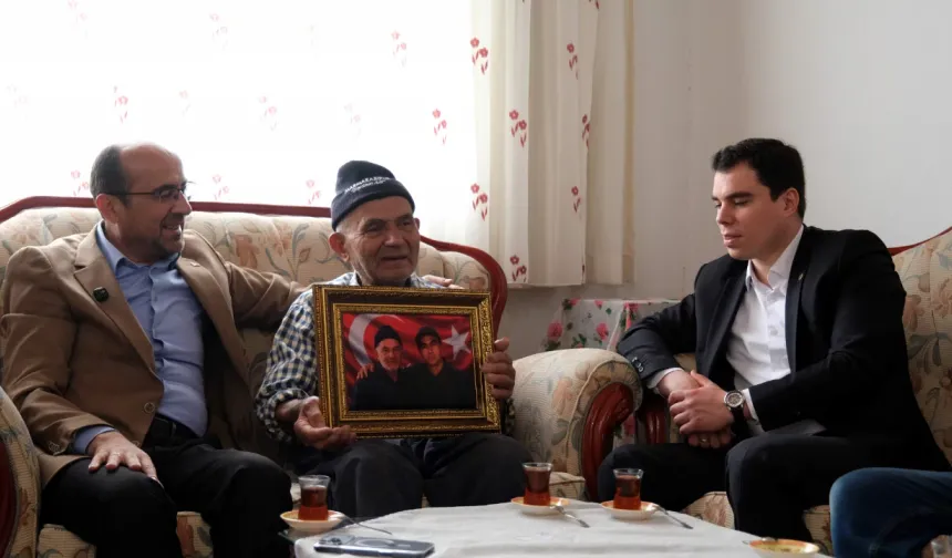 Orhaneli’de Babalar Günü’nde şehit babalarını duygulandıran hediye