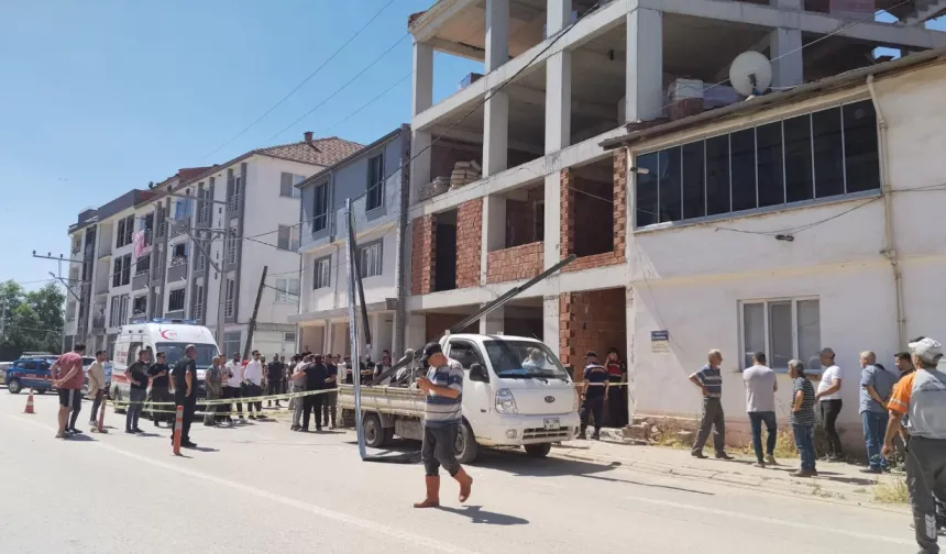 Bursa'da elektrik akımına kapılan işçi 12 metre yüksekten çakılarak can verdi