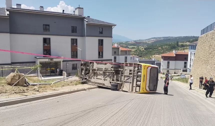 Bursa’da feci kaza: Halk otobüsü kontrolden çıkıp devrildi!