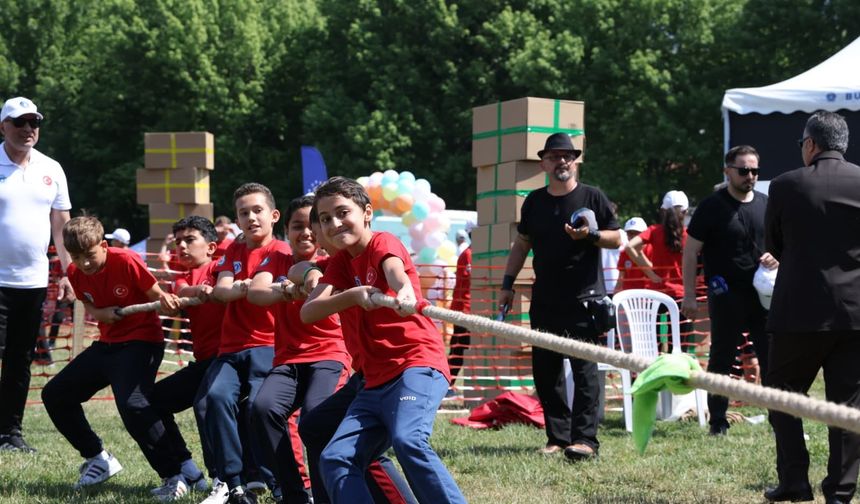 Merinos Parkı’nda Nostalji Rüzgarı: Çocuklar Geleneksel Oyunlarla Yeniden Buluştu!