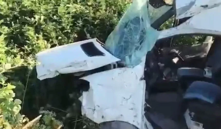 Bursa’da servis minibüsü böyle savruldu: Ortalık savaş alanına döndü!