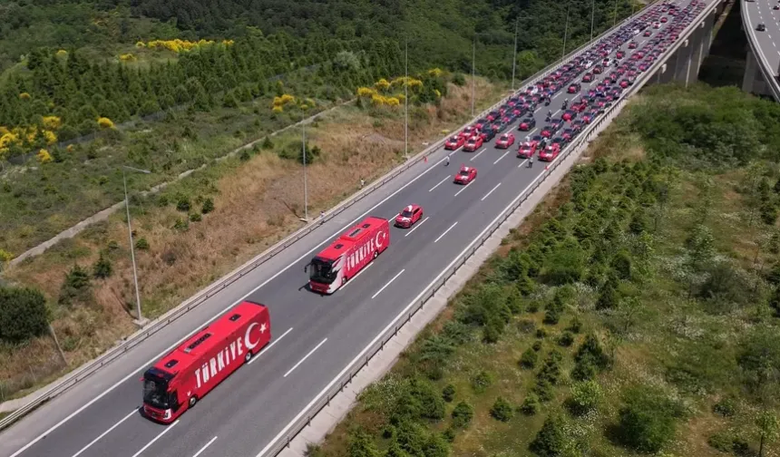 Bursalı Togg, A Millilere konvoyla böyle eşlik etti!