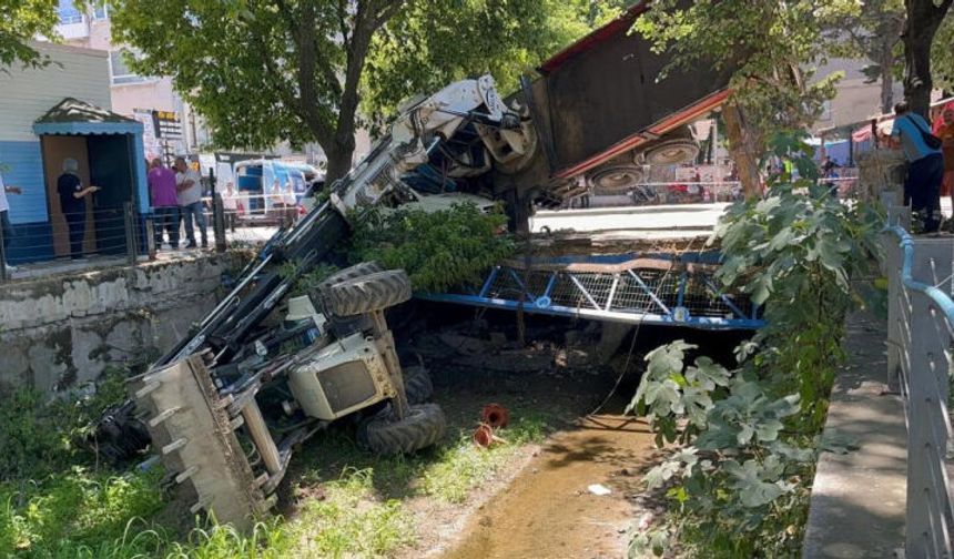 Bursa’da dere temizliği kabusa döndü: Vinç otomobilin üzerine devrildi!