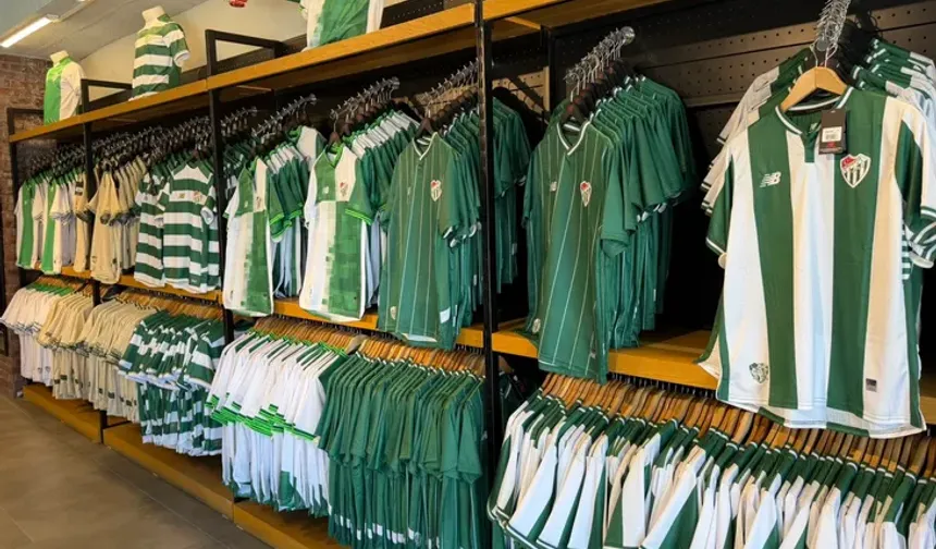 Bursaspor taraftarı mağazalara akın etti! İşte yeni sezon formasında son durum...