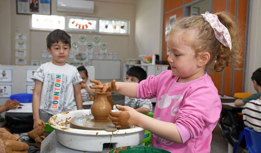 Bursa’da çocuklar çömlek atölyesinde hem öğrendi hem üretti