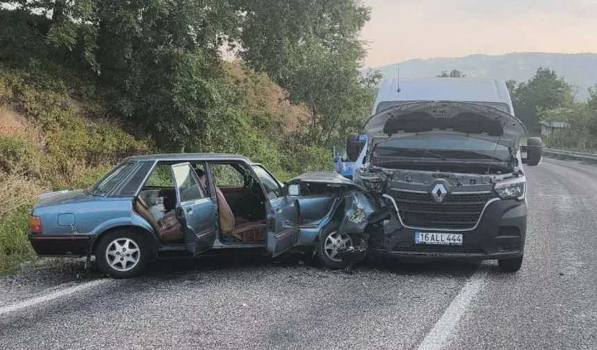 Bursa’da korkutan kaza! Minibüs ile otomobil kafa kafaya çarpıştı