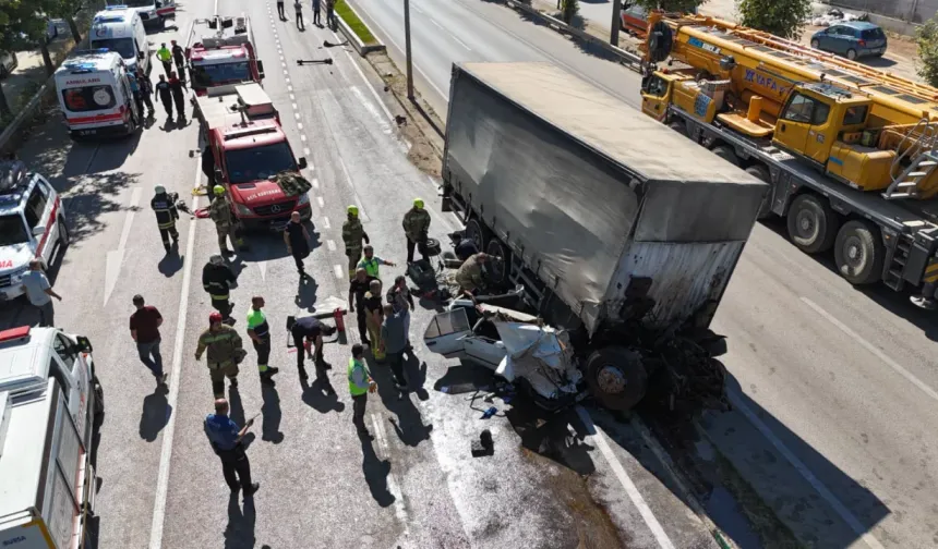Bursa’da zincirleme kaza! Kabini kopan kamyon dehşet saçtı, yol savaş alanına döndü