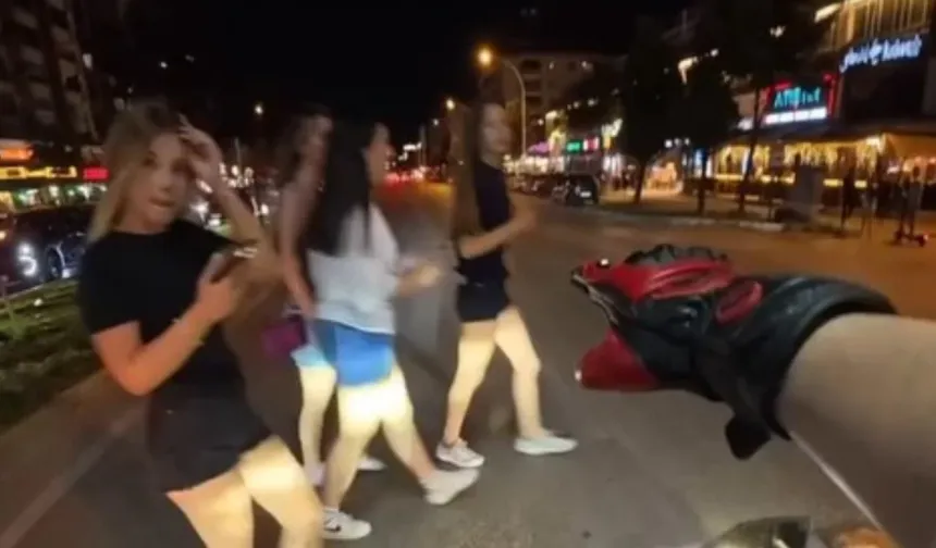 Bursa'da sarı ışık kazaya dönüştü! Kontrolden çıkan araç yayaların arasına daldı