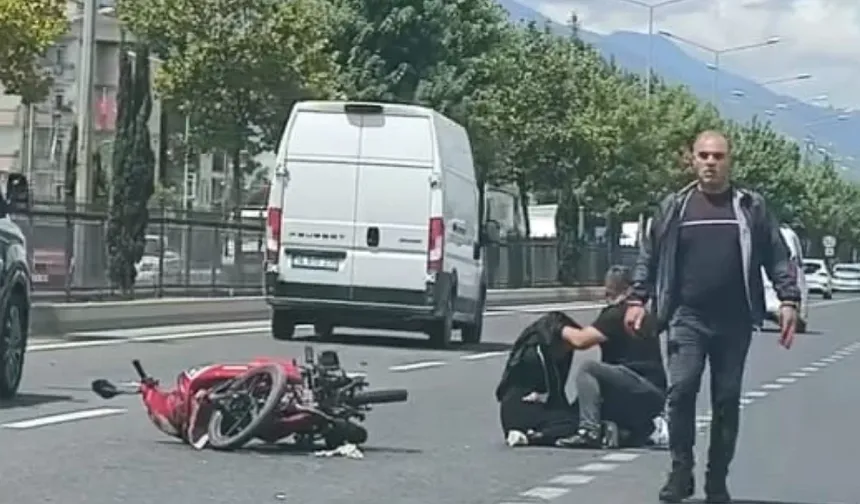 Bursa’da feci kaza! Motosikletli çift çarpışmanın şiddetiyle yola savruldu