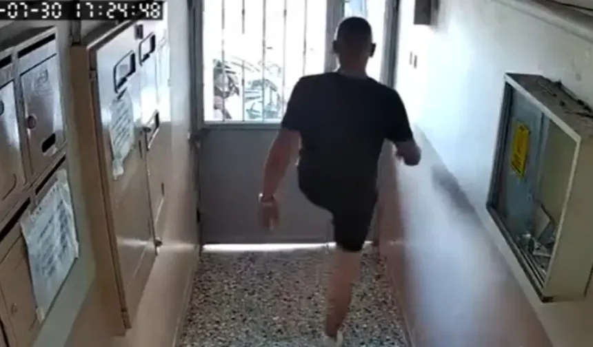 Bursa’da teslimat sonrası ilginç hareket! Kapıya tekmeyle müdahale etti