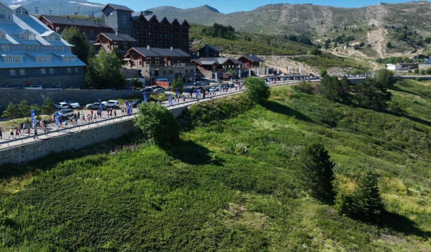 Bursa kavrulurken Uludağ’da şaşırtan görüntü! Serinlemek için zirveye koştular