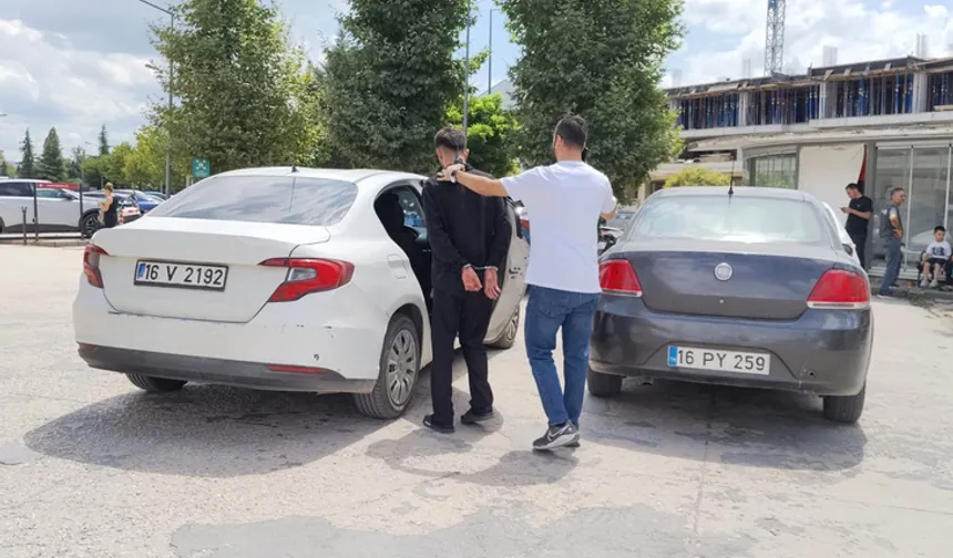 Bursa’da polisten kaçan araçtan 20 bin uyuşturucu hap çıktı!